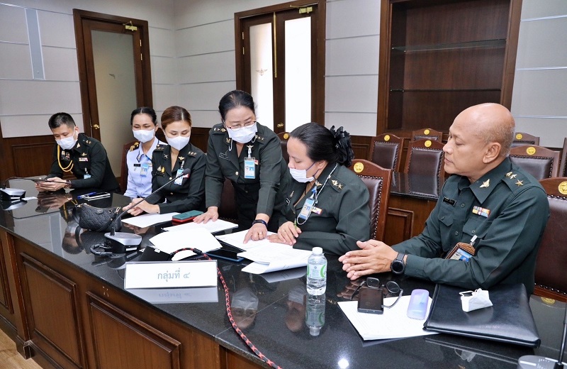 สนผ.กห.จัดการสัมมนาเชิงปฏิบัติการประจำปี ด้านนโยบายและยุทธศาสตร์ เรื่อง “การจัดทำแบบสำรวจความพึงพอใจของผู้รับบริการและผู้มีส่วนได้ส่วนเสียของกระบวนการหลัก งานตามพันธกิจของ สป.” ประจำปีงบประมาณ พ.ศ.2566 ด้วยวิธีการออนไลน์ โดยมี พล.ต.กาจน์ กอรี รอง ผอ.สพร.กห. และ พ.อ.หญิง นันทกา ธรณีนิติญาณ ผอ.กสพร.สพร.กห. เป็นผู้บรรยาย