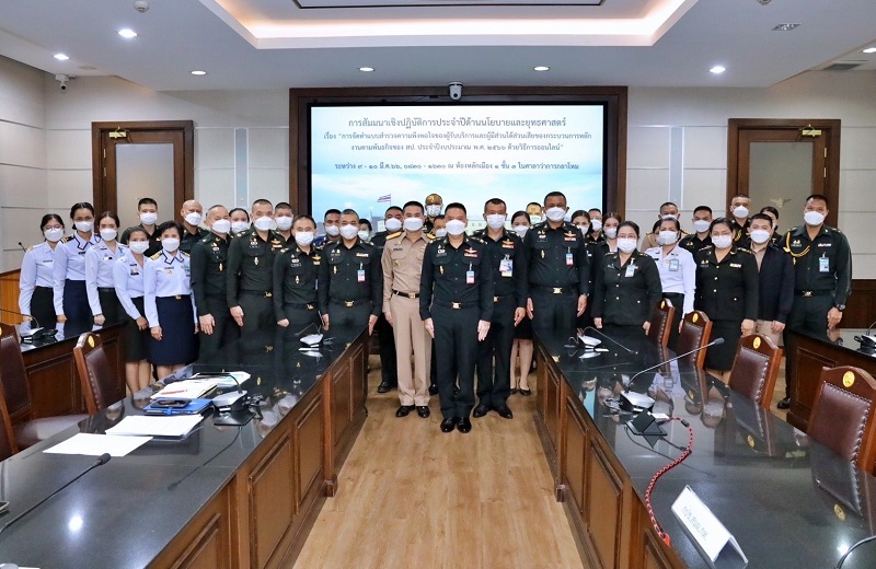 สนผ.กห.จัดการสัมมนาเชิงปฏิบัติการประจำปี ด้านนโยบายและยุทธศาสตร์ เรื่อง “การจัดทำแบบสำรวจความพึงพอใจของผู้รับบริการและผู้มีส่วนได้ส่วนเสียของกระบวนการหลัก งานตามพันธกิจของ สป.” ประจำปีงบประมาณ พ.ศ.2566 ด้วยวิธีการออนไลน์ โดยมี พล.ต.กาจน์ กอรี รอง ผอ.สพร.กห. และ พ.อ.หญิง นันทกา ธรณีนิติญาณ ผอ.กสพร.สพร.กห. เป็นผู้บรรยาย
