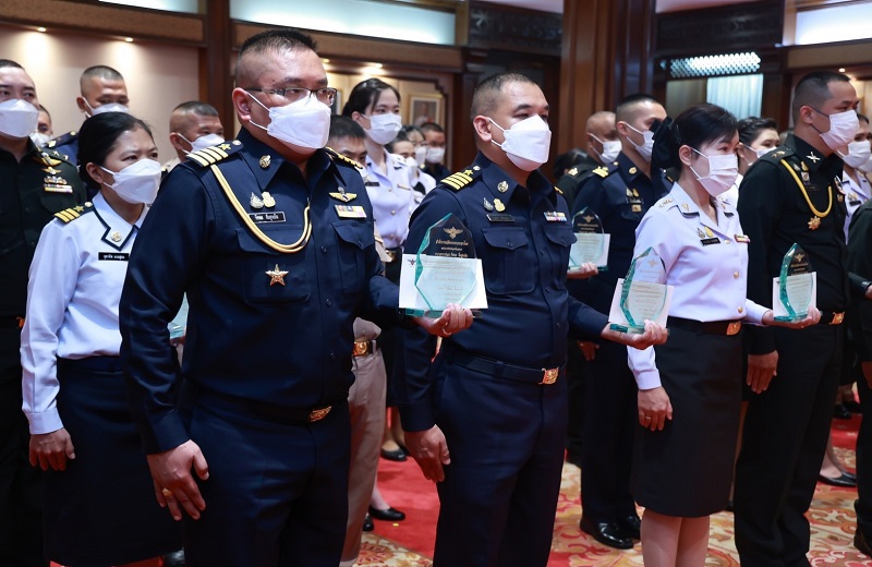 พล.อ.วรเกียรติ รัตนานนท์ ปล.กห. ได้กรุณามอบโล่ประกาศเกียรติคุณและเงินรางวัลให้แก่ข้าราชการดีเด่นของ สป. ประจำปีงบประมาณ พ.ศ.2565 จำนวนทั้งสิ้น 42 นาย