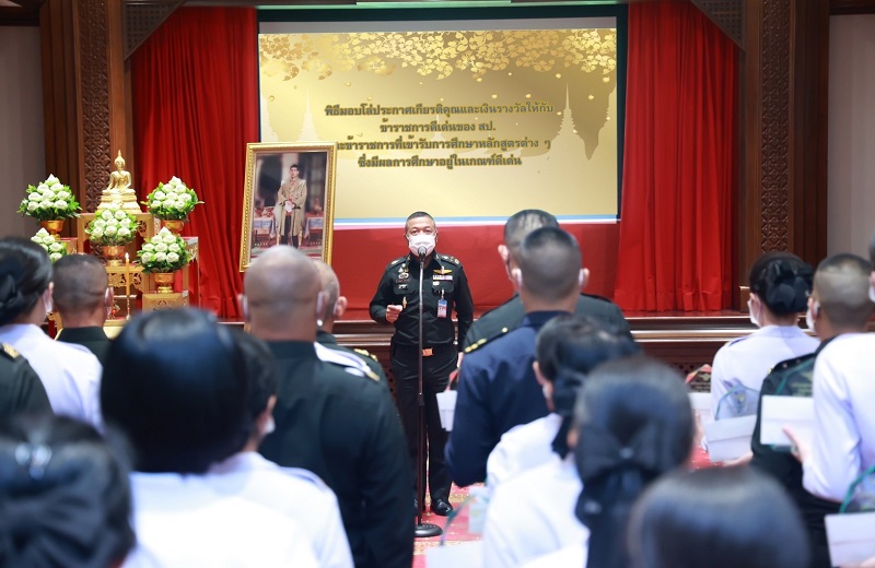 พล.อ.วรเกียรติ รัตนานนท์ ปล.กห. ได้กรุณามอบโล่ประกาศเกียรติคุณและเงินรางวัลให้แก่ข้าราชการดีเด่นของ สป. ประจำปีงบประมาณ พ.ศ.2565 จำนวนทั้งสิ้น 42 นาย