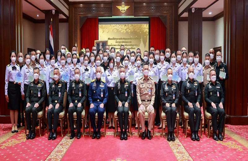 พล.อ.วรเกียรติ รัตนานนท์ ปล.กห. ได้กรุณามอบโล่ประกาศเกียรติคุณและเงินรางวัลให้แก่ข้าราชการดีเด่นของ สป. ประจำปีงบประมาณ พ.ศ.2565 จำนวนทั้งสิ้น 42 นาย