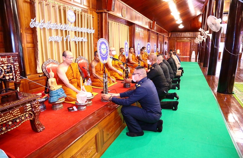 พล.ท.สุรศักดิ์ วรรณสมบูรณ์ ผอ.สพร.กห. พร้อมด้วยกำลังพล สพร.กห. ร่วมทำบุญถวายภัตตาหารและผ้าไตรจีวร แด่พระภิกษุสงฆ์ เนื่องในวันคล้ายวันสถาปนา สพร.กห. ประจำปี 2566 ครบรอบปีที่ 9 ณ วัดช่องลม จ.นนทบุรี