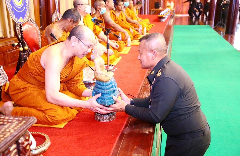 พล.ท.สุรศักดิ์ วรรณสมบูรณ์ ผอ.สพร.กห. พร้อมด้วยกำลังพล สพร.กห. ร่วมทำบุญถวายภัตตาหารและผ้าไตรจีวร แด่พระภิกษุสงฆ์ เนื่องในวันคล้ายวันสถาปนา สพร.กห. ประจำปี 2566 ครบรอบปีที่ 9 ณ วัดช่องลม จ.นนทบุรี