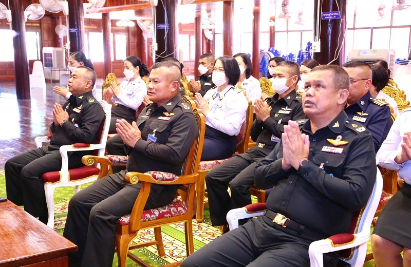 พล.ท.สุรศักดิ์ วรรณสมบูรณ์ ผอ.สพร.กห. พร้อมด้วยกำลังพล สพร.กห. ร่วมทำบุญถวายภัตตาหารและผ้าไตรจีวร แด่พระภิกษุสงฆ์ เนื่องในวันคล้ายวันสถาปนา สพร.กห. ประจำปี 2566 ครบรอบปีที่ 9 ณ วัดช่องลม จ.นนทบุรี