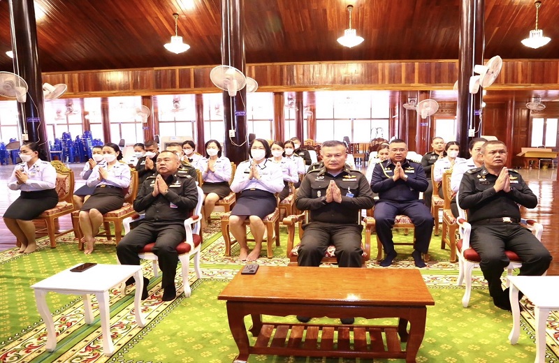 พล.ท.สุรศักดิ์ วรรณสมบูรณ์ ผอ.สพร.กห. พร้อมด้วยกำลังพล สพร.กห. ร่วมทำบุญถวายภัตตาหารและผ้าไตรจีวร แด่พระภิกษุสงฆ์ เนื่องในวันคล้ายวันสถาปนา สพร.กห. ประจำปี 2566 ครบรอบปีที่ 9 ณ วัดช่องลม จ.นนทบุรี