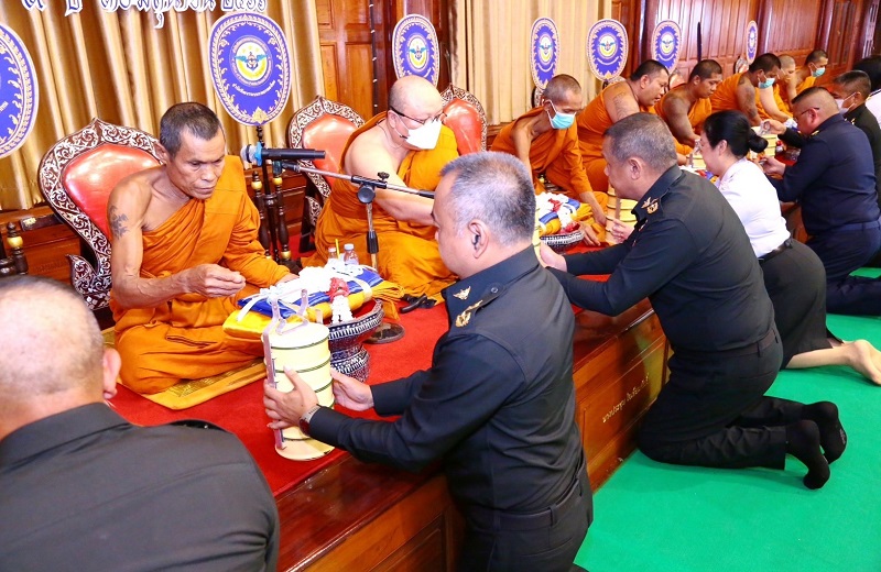 พล.ท.สุรศักดิ์ วรรณสมบูรณ์ ผอ.สพร.กห. พร้อมด้วยกำลังพล สพร.กห. ร่วมทำบุญถวายภัตตาหารและผ้าไตรจีวร แด่พระภิกษุสงฆ์ เนื่องในวันคล้ายวันสถาปนา สพร.กห. ประจำปี 2566 ครบรอบปีที่ 9 ณ วัดช่องลม จ.นนทบุรี