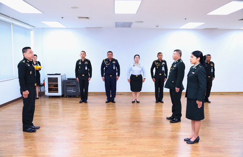 สพร.กห. จัดพิธีรายงานตัวเข้าปฏิบัติหน้าที่ และออกของ สพร.กห. จำนวน 2 นาย คือ พ.ท.กาญจน์ธนัศ ภัทรจิรธาดา ปรับย้ายไปรับราชการนอก สพร.กห. และ ร.ต.หญิง วรรณวิษา อำมหริด ปรับย้ายมารับราชการใน สพร.กห. ณ ห้องประชุม สพร.กห. ชั้น 2 อาคาร สป.(ศรีสมาน)