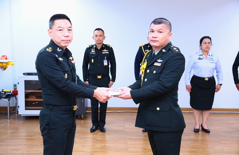 สพร.กห. จัดพิธีรายงานตัวเข้าปฏิบัติหน้าที่ และออกของ สพร.กห. จำนวน 2 นาย คือ พ.ท.กาญจน์ธนัศ ภัทรจิรธาดา ปรับย้ายไปรับราชการนอก สพร.กห. และ ร.ต.หญิง วรรณวิษา อำมหริด ปรับย้ายมารับราชการใน สพร.กห. ณ ห้องประชุม สพร.กห. ชั้น 2 อาคาร สป.(ศรีสมาน)