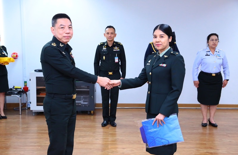 สพร.กห. จัดพิธีรายงานตัวเข้าปฏิบัติหน้าที่ และออกของ สพร.กห. จำนวน 2 นาย คือ พ.ท.กาญจน์ธนัศ ภัทรจิรธาดา ปรับย้ายไปรับราชการนอก สพร.กห. และ ร.ต.หญิง วรรณวิษา อำมหริด ปรับย้ายมารับราชการใน สพร.กห. ณ ห้องประชุม สพร.กห. ชั้น 2 อาคาร สป.(ศรีสมาน)