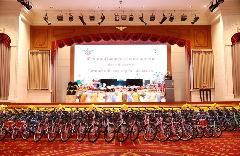 พล.ท.ชูเลิศ จิระรัตนเมธากร ผอ.สพร.กห. เข้าร่วมพิธีรับมอบเงินและของรางวัลงานกาชาด ประจำปี 2566 ณ ห้องพินิตประชานาถ ในศาลาว่าการกลาโหม