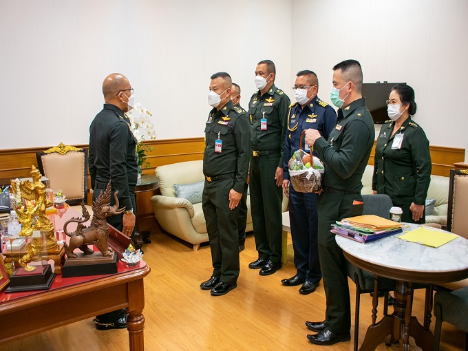 พล.ท.สุรศักดิ์ วรรณสมบูรณ์ ผอ.สพร.กห. นำคณะเข้าพบ พล.อ.จิรวิทย์ เดชจรัสศรี จก.สม. เพื่อประสานการปฏิบัติราชการด้านการพัฒนาระบบราชการ ประจำปีงบประมาณ พ.ศ.2565