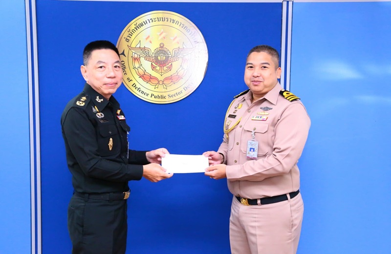 พล.ท.ชูเลิศ จิระรัตนเมธากร ผอ.สพร.กห. ได้กรุณามอบรางวัลให้แก่กำลังพล สพร.กห. ในกิจกรรมเดินนับก้าว เพื่อส่งเสริมให้กำลังพลหันมาออกกำลังกาย มีสุขภาพที่ดี และมีร่างกายที่แข็งแรงสมบูรณ์