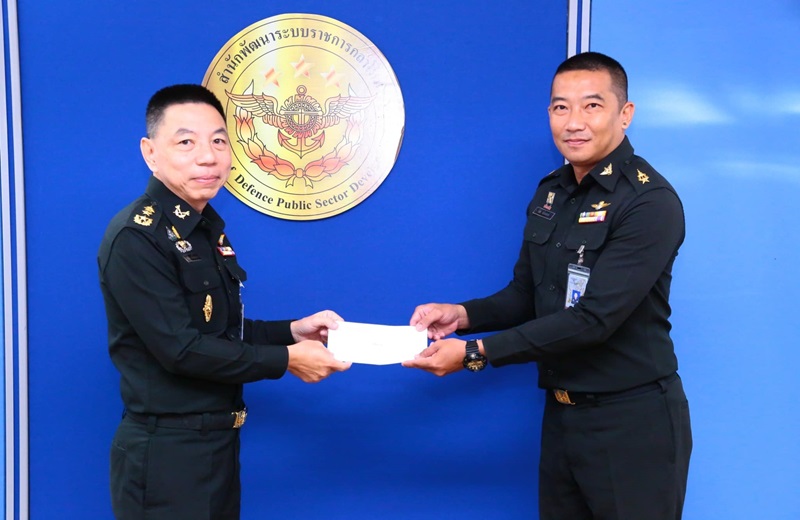 พล.ท.ชูเลิศ จิระรัตนเมธากร ผอ.สพร.กห. ได้กรุณามอบรางวัลให้แก่กำลังพล สพร.กห. ในกิจกรรมเดินนับก้าว เพื่อส่งเสริมให้กำลังพลหันมาออกกำลังกาย มีสุขภาพที่ดี และมีร่างกายที่แข็งแรงสมบูรณ์