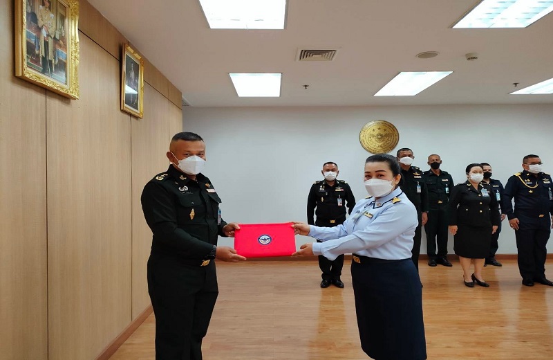 ผอ.สพร.กห. มอบใบประกาศเกียรติคุณและรางวัลให้กับข้าราชการดีเด่นของ สพร.กห. ประจำเดือน มี.ค.65 และมอบสิ่งของอุปโภคบริโภคให้กับข้าราชการ สพร.กห.