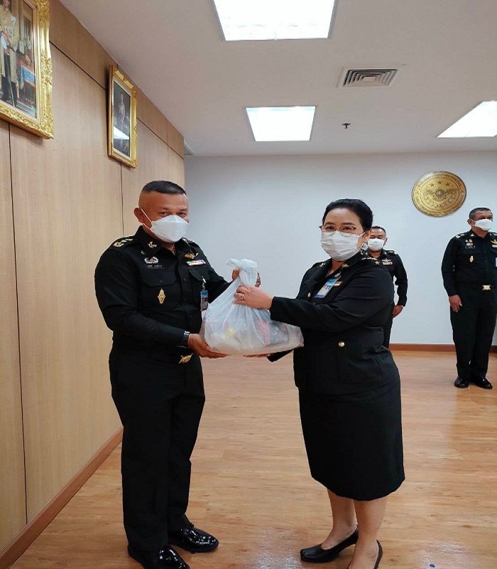 ผอ.สพร.กห. มอบใบประกาศเกียรติคุณและรางวัลให้กับข้าราชการดีเด่นของ สพร.กห. ประจำเดือน มี.ค.65 และมอบสิ่งของอุปโภคบริโภคให้กับข้าราชการ สพร.กห.