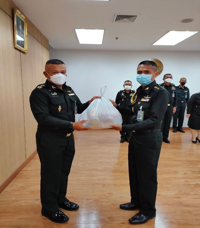 ผอ.สพร.กห. มอบใบประกาศเกียรติคุณและรางวัลให้กับข้าราชการดีเด่นของ สพร.กห. ประจำเดือน มี.ค.65 และมอบสิ่งของอุปโภคบริโภคให้กับข้าราชการ สพร.กห.