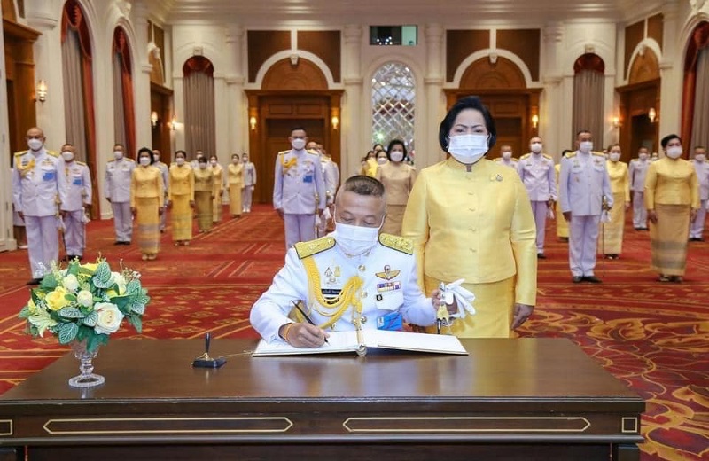 พล.ท.สุรศักดิ์ วรรณสมบูรณ์ ผอ.สพร.กห. ร่วมพิธีลงนามถวายพระพรชัยมงคล เนื่องในวันฉัตรมงคล (4 พ.ค.65) ณ ห้องพินิตประชานาถ ในศาลาว่าการกลาโหม
