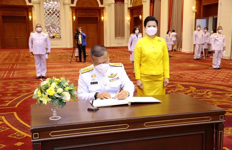 พล.ท.สุรศักดิ์ วรรณสมบูรณ์ ผอ.สพร.กห. ร่วมพิธีลงนามถวายพระพรชัยมงคล เนื่องในวันฉัตรมงคล (4 พ.ค.65) ณ ห้องพินิตประชานาถ ในศาลาว่าการกลาโหม
