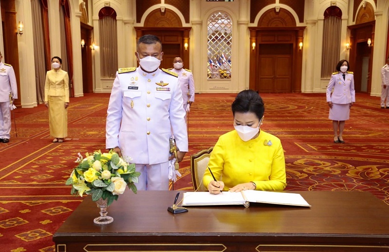 พล.ท.สุรศักดิ์ วรรณสมบูรณ์ ผอ.สพร.กห. ร่วมพิธีลงนามถวายพระพรชัยมงคล เนื่องในวันฉัตรมงคล (4 พ.ค.65) ณ ห้องพินิตประชานาถ ในศาลาว่าการกลาโหม
