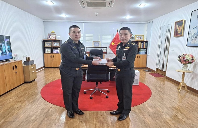 พล.ท.ชูเลิศ จิระรัตนเมธากร ผอ.สพร.กห. ได้กรุณามอบของขวัญและอวยพร เนื่องในโอกาสวันคล้ายวันเกิดของกำลังพล สพร.กห. ที่มีวันคล้ายวันเกิดในห้วง เดือน ก.พ. จำนวน 3 นาย