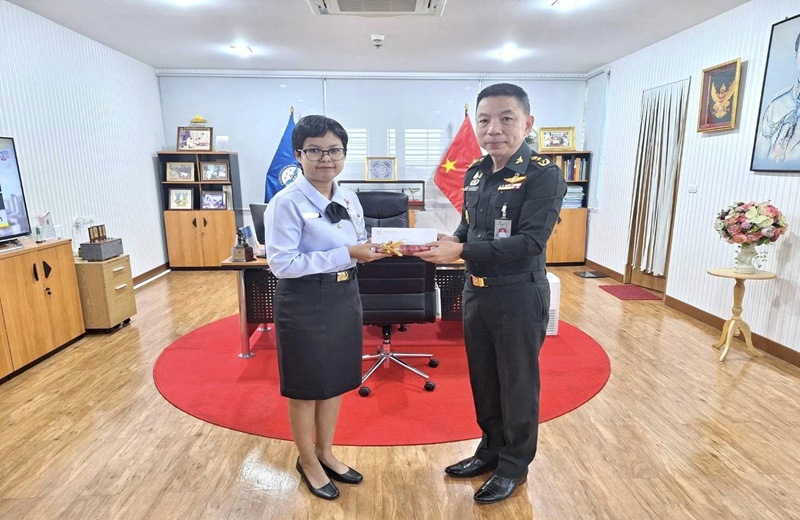 พล.ท.ชูเลิศ จิระรัตนเมธากร ผอ.สพร.กห. ได้กรุณามอบของขวัญและอวยพร เนื่องในโอกาสวันคล้ายวันเกิดของกำลังพล สพร.กห. ที่มีวันคล้ายวันเกิดในห้วง เดือน ก.พ. จำนวน 3 นาย