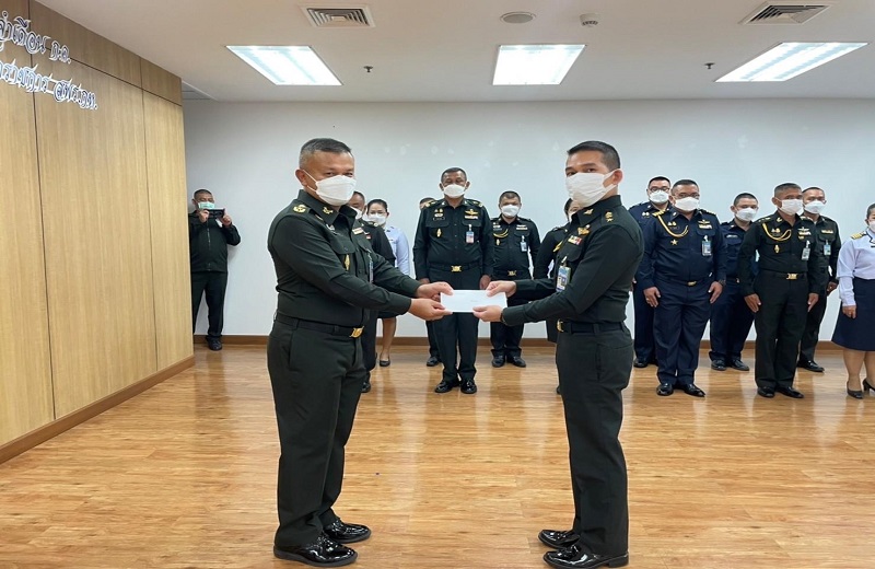 พล.ท.สุรศักดิ์ วรรณสมบูรณ์ ผอ.สพร.กห. ได้กรุณามอบทุนการศึกษาให้กับบุตรข้าราชการ สพร.กห. และมอบประกาศเกียรติบัตรข้าราชการดีเด่น ประจำเดือน ก.ค.65 ให้แก่ข้าราชการ สพร.กห.