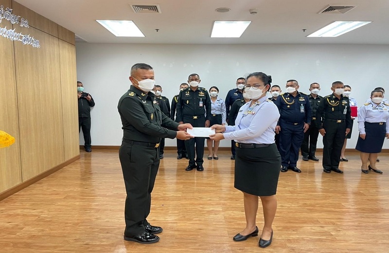 พล.ท.สุรศักดิ์ วรรณสมบูรณ์ ผอ.สพร.กห. ได้กรุณามอบทุนการศึกษาให้กับบุตรข้าราชการ สพร.กห. และมอบประกาศเกียรติบัตรข้าราชการดีเด่น ประจำเดือน ก.ค.65 ให้แก่ข้าราชการ สพร.กห.