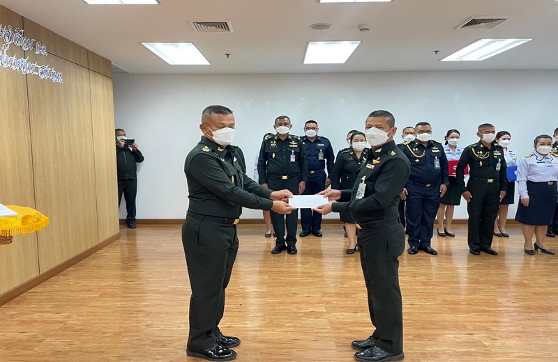 พล.ท.สุรศักดิ์ วรรณสมบูรณ์ ผอ.สพร.กห. ได้กรุณามอบทุนการศึกษาให้กับบุตรข้าราชการ สพร.กห. และมอบประกาศเกียรติบัตรข้าราชการดีเด่น ประจำเดือน ก.ค.65 ให้แก่ข้าราชการ สพร.กห.
