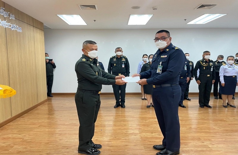 พล.ท.สุรศักดิ์ วรรณสมบูรณ์ ผอ.สพร.กห. ได้กรุณามอบทุนการศึกษาให้กับบุตรข้าราชการ สพร.กห. และมอบประกาศเกียรติบัตรข้าราชการดีเด่น ประจำเดือน ก.ค.65 ให้แก่ข้าราชการ สพร.กห.