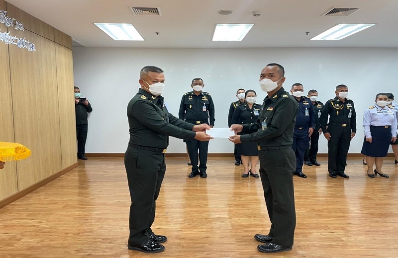พล.ท.สุรศักดิ์ วรรณสมบูรณ์ ผอ.สพร.กห. ได้กรุณามอบทุนการศึกษาให้กับบุตรข้าราชการ สพร.กห. และมอบประกาศเกียรติบัตรข้าราชการดีเด่น ประจำเดือน ก.ค.65 ให้แก่ข้าราชการ สพร.กห.