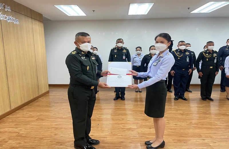 พล.ท.สุรศักดิ์ วรรณสมบูรณ์ ผอ.สพร.กห. ได้กรุณามอบทุนการศึกษาให้กับบุตรข้าราชการ สพร.กห. และมอบประกาศเกียรติบัตรข้าราชการดีเด่น ประจำเดือน ก.ค.65 ให้แก่ข้าราชการ สพร.กห.