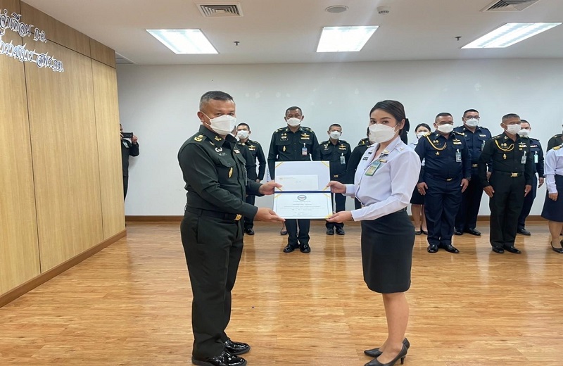 พล.ท.สุรศักดิ์ วรรณสมบูรณ์ ผอ.สพร.กห. ได้กรุณามอบทุนการศึกษาให้กับบุตรข้าราชการ สพร.กห. และมอบประกาศเกียรติบัตรข้าราชการดีเด่น ประจำเดือน ก.ค.65 ให้แก่ข้าราชการ สพร.กห.
