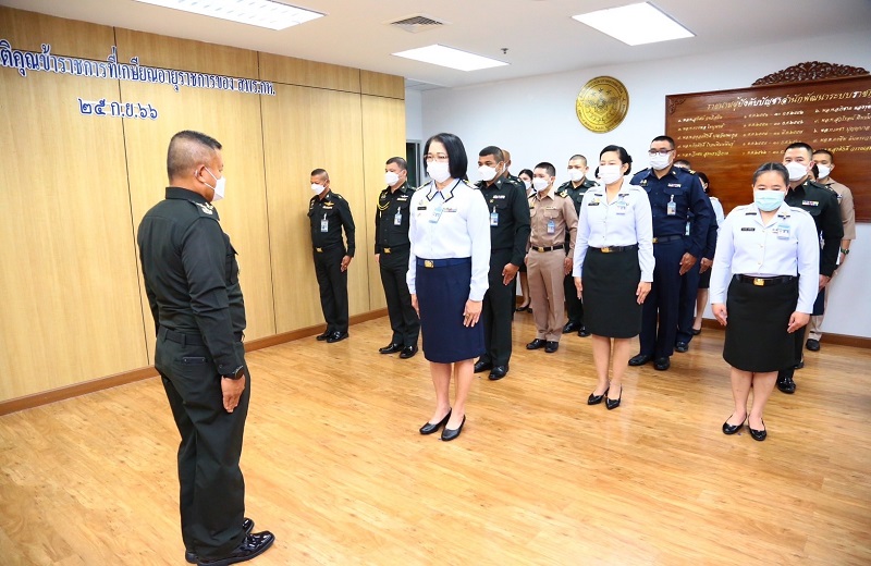 สพร.กห. จัดพิธีมอบใบประกาศเกียรติคุณให้กับกำลังพล สพร.กห. ที่ครบเกษียณอายุราชการ ประจำปีงบประมาณ พ.ศ. 2566 ณ ห้องประชุม สพร.กห.ชั้น 2 อาคาร สป.(ศรีสมาน)