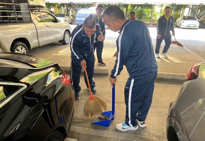 ข้าราชการ สพร.กห. ร่วมทำความสะอาดในพื้นที่ สป.(ศรีสมาน) ณ บริเวณด้านหน้าน้ำตกฝั่งอเมซอน และที่จอดรถผู้บังคับบัญชา