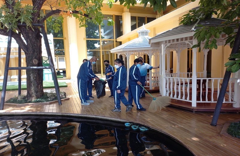 กำลังพลของ สพร.กห. ทำความสะอาดสถานที่ตามเขตสุขาภิบาล ณ บริเวณลานน้ำตกด้านหน้าอาคาร สป.(ศรีสมาน) และลานจอดรถด้านหลังอาคาร สป.(ศรีสมาน)
