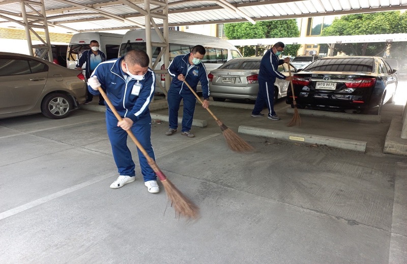 กำลังพลของ สพร.กห. ทำความสะอาดสถานที่ตามเขตสุขาภิบาล ณ บริเวณลานน้ำตกด้านหน้าอาคาร สป.(ศรีสมาน) และลานจอดรถด้านหลังอาคาร สป.(ศรีสมาน)