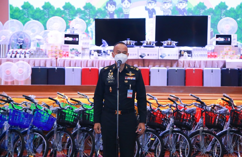 พล.ท.สุรศักดิ์ วรรณสมบูรณ์ ผอ.สพร.กห. ได้เข้าร่วมพิธีรับมอบเงินและของรางวัลงานกาชาด ประจำปี 2565 ณ ห้องพินิตประชานาถ ในศาลาว่าการกลาโหม โดยมี พล.อ.สนิธชนก สังขจันทร์ ปลัดกระทรวงกลาโหม เป็นประธาน