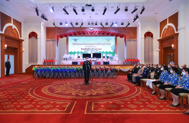 พล.ท.สุรศักดิ์ วรรณสมบูรณ์ ผอ.สพร.กห. ได้เข้าร่วมพิธีรับมอบเงินและของรางวัลงานกาชาด ประจำปี 2565 ณ ห้องพินิตประชานาถ ในศาลาว่าการกลาโหม โดยมี พล.อ.สนิธชนก สังขจันทร์ ปลัดกระทรวงกลาโหม เป็นประธาน