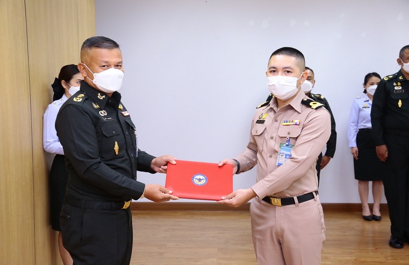 พล.ท.สุรศักดิ์ วรรณสมบูรณ์ ผอ.สพร.กห. ได้กรุณามอบประกาศเกียรติบัตรข้าราชการดีเด่น ประจำเดือน มิ.ย.65 ให้แก่ข้าราชการ สพร.กห