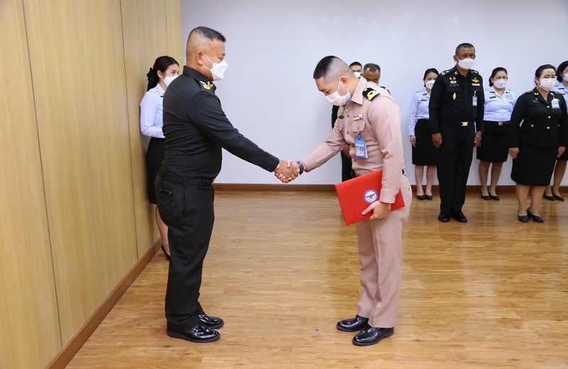 พล.ท.สุรศักดิ์ วรรณสมบูรณ์ ผอ.สพร.กห. ได้กรุณามอบประกาศเกียรติบัตรข้าราชการดีเด่น ประจำเดือน มิ.ย.65 ให้แก่ข้าราชการ สพร.กห