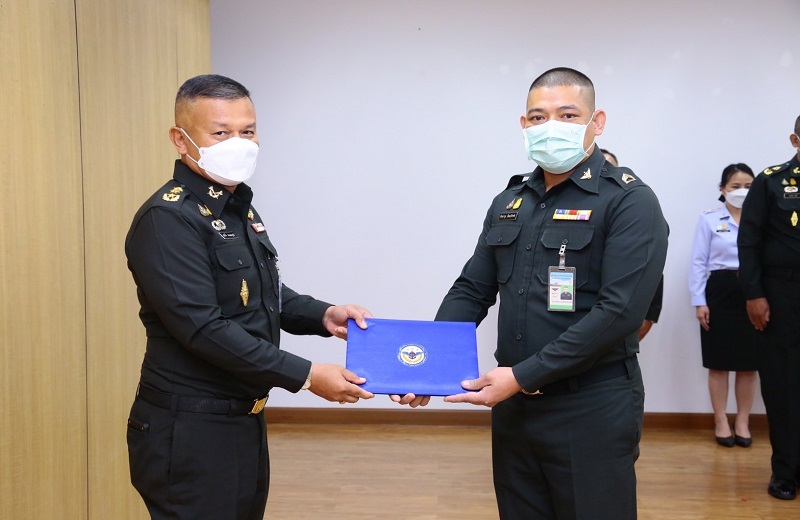 พล.ท.สุรศักดิ์ วรรณสมบูรณ์ ผอ.สพร.กห. ได้กรุณามอบประกาศเกียรติบัตรข้าราชการดีเด่น ประจำเดือน มิ.ย.65 ให้แก่ข้าราชการ สพร.กห
