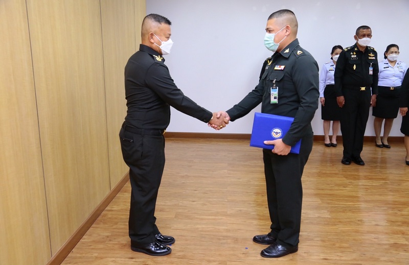 พล.ท.สุรศักดิ์ วรรณสมบูรณ์ ผอ.สพร.กห. ได้กรุณามอบประกาศเกียรติบัตรข้าราชการดีเด่น ประจำเดือน มิ.ย.65 ให้แก่ข้าราชการ สพร.กห