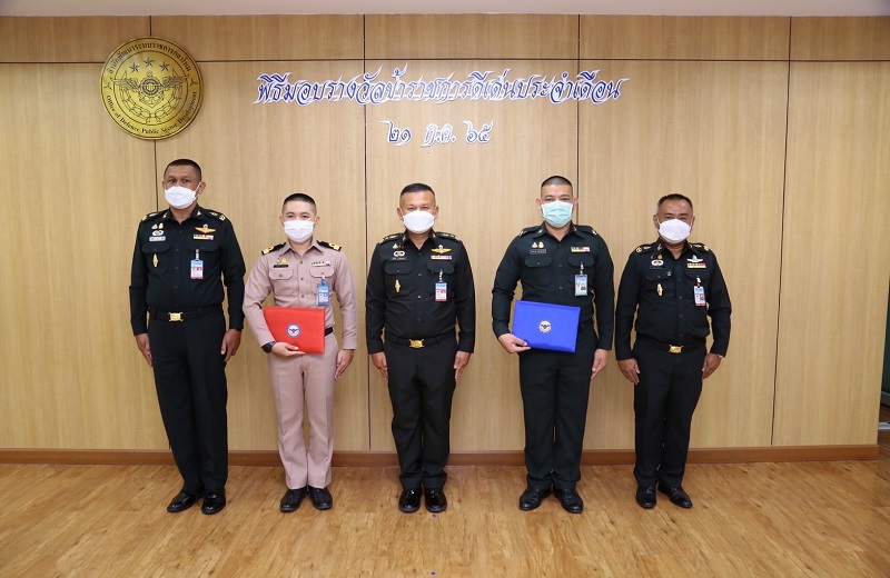 พล.ท.สุรศักดิ์ วรรณสมบูรณ์ ผอ.สพร.กห. ได้กรุณามอบประกาศเกียรติบัตรข้าราชการดีเด่น ประจำเดือน มิ.ย.65 ให้แก่ข้าราชการ สพร.กห