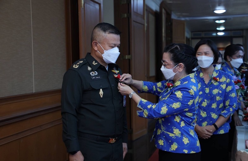 พล.ท.สุรศักดิ์ วรรณสมบูรณ์ ผอ.สพร.กห. ได้ร่วมอุดหนุนซื้อดอกป๊อปปี้ของสมาคมภริยาข้าราชการสำนักงานปลัดกระทรวงกลาโหม โดยมี พ.อ.หญิง ทักษดา สังขจันทร์ นายกสมาคมฯ และคณะกรรมการสมาคมฯ
