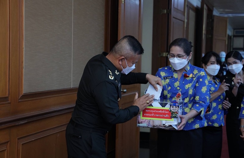 พล.ท.สุรศักดิ์ วรรณสมบูรณ์ ผอ.สพร.กห. ได้ร่วมอุดหนุนซื้อดอกป๊อปปี้ของสมาคมภริยาข้าราชการสำนักงานปลัดกระทรวงกลาโหม โดยมี พ.อ.หญิง ทักษดา สังขจันทร์ นายกสมาคมฯ และคณะกรรมการสมาคมฯ