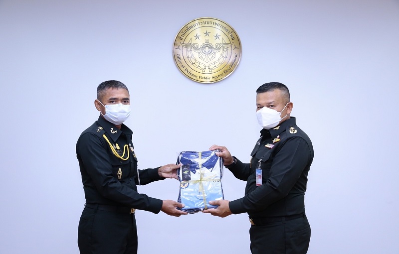 พิธีมอบใบประกาศเกียรติคุณ ข้าราชการดีเด่นของ สพร.กห. ประจำเดือน ก.พ.65 และมอบชุดวอร์มของหน่วยให้กับ รอง ผอ.สพร.กห. และ หน.นขต.สพร.กห.
