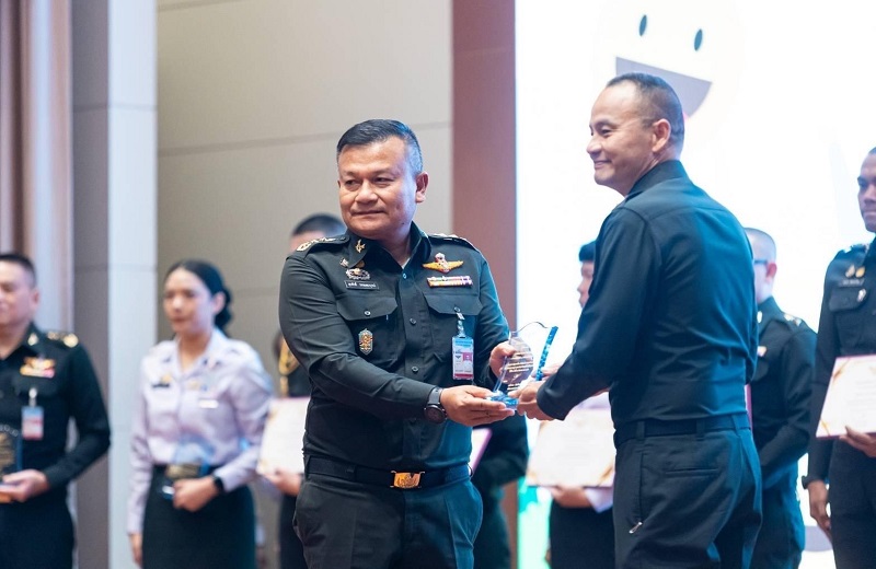 พลเอก สนิธชนก สังขจันทร์ ปลัดกระทรวงกลาโหม เป็นประธานในพิธีมอบโล่ห์รางวัลบุคคลต้นแบบ และหน่วยงานต้นแบบ ประจำปี 2566 “ โครงการลดพุง ลดโรค กำลังพล สป.” สพร.กห. ได้รับรางวัลรองชนะเลิศอันดับ 1 โดยมี พล.ท สุรศักดิ์ วรรณสมบูรณ์ ผอ.สพร.กห ขึ้นรับรางวัล ณ ห้องพินิจประชานาถ