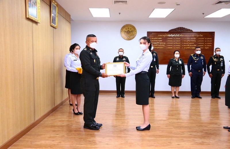 พล.ท.สุรศักดิ์ วรรณสมบูรณ์ ผอ.สพร.กห. ได้กรุณามอบประกาศนียบัตรให้แก่กำลังพลที่มีผลการเรียนดีเยี่ยมหลักสูตรนายทหารสารบรรณชั้นนายพัน ของ สป. ,พิธีมอบประกาศเกียรติคุณให้กับข้าราชการดีเด่น ของ สพร.กห.และ พิธีมอบทุนการศึกษาบุตร