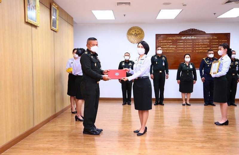 พล.ท.สุรศักดิ์ วรรณสมบูรณ์ ผอ.สพร.กห. ได้กรุณามอบประกาศนียบัตรให้แก่กำลังพลที่มีผลการเรียนดีเยี่ยมหลักสูตรนายทหารสารบรรณชั้นนายพัน ของ สป. ,พิธีมอบประกาศเกียรติคุณให้กับข้าราชการดีเด่น ของ สพร.กห.และ พิธีมอบทุนการศึกษาบุตร