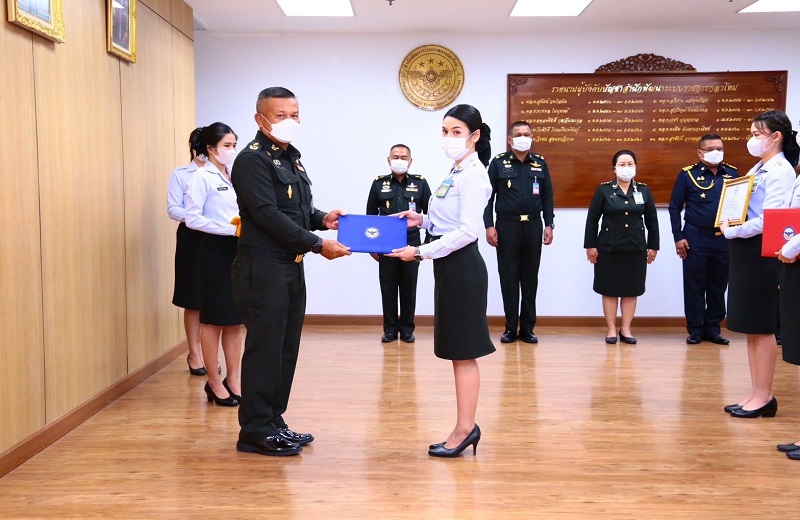 พล.ท.สุรศักดิ์ วรรณสมบูรณ์ ผอ.สพร.กห. ได้กรุณามอบประกาศนียบัตรให้แก่กำลังพลที่มีผลการเรียนดีเยี่ยมหลักสูตรนายทหารสารบรรณชั้นนายพัน ของ สป. ,พิธีมอบประกาศเกียรติคุณให้กับข้าราชการดีเด่น ของ สพร.กห.และ พิธีมอบทุนการศึกษาบุตร